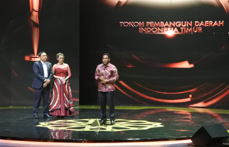 iNews Maker Nobatkan Gubernur Lukas Sebagai Tokoh Pembangun Daerah Indonesia Timur